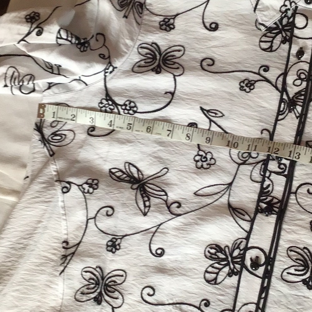 Multiples: Floral Black and White Women's Top - Picture 9 of 14